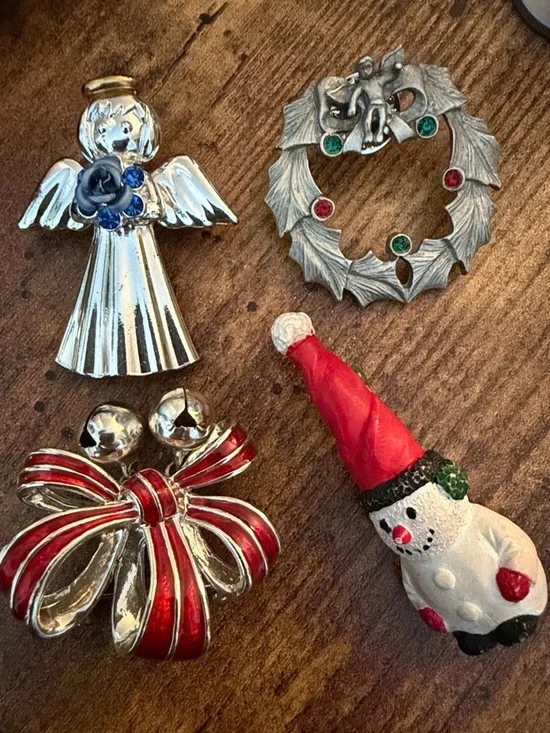 Set of FOUR Christmas/holiday themed pins - Picture 1 of 6